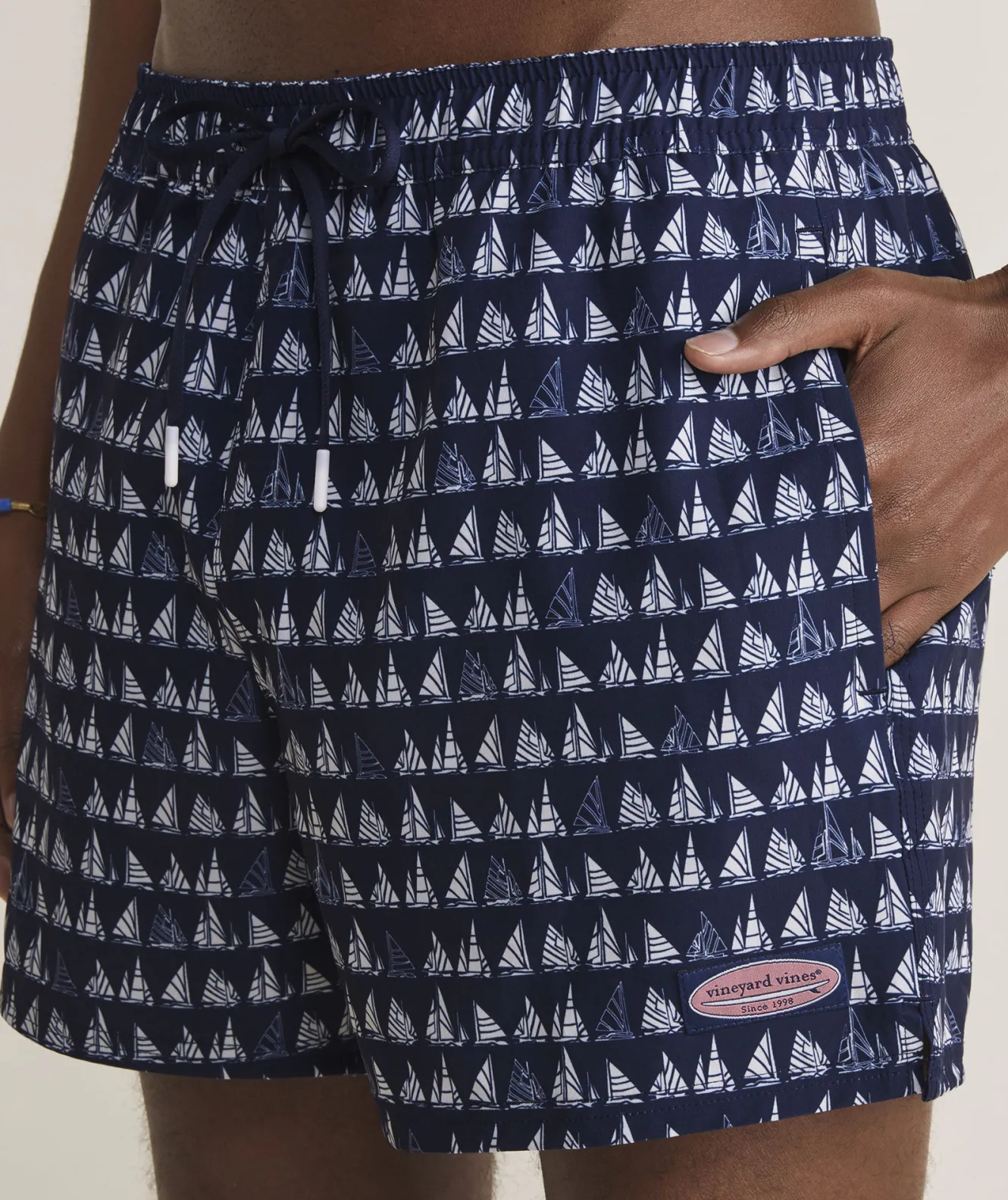 Vineyard Vines 7 Inch Solid Chappy Swim Trunks< Mens
