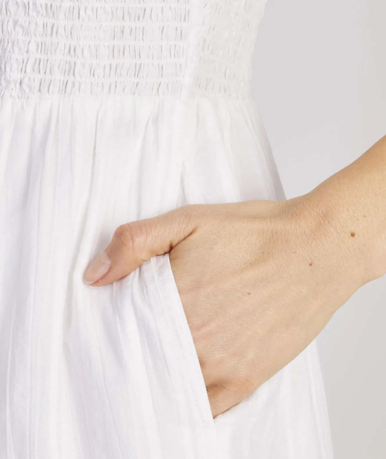 Vineyard Vines Smocked V-Neck Midi Dress< Dresses & Skirts